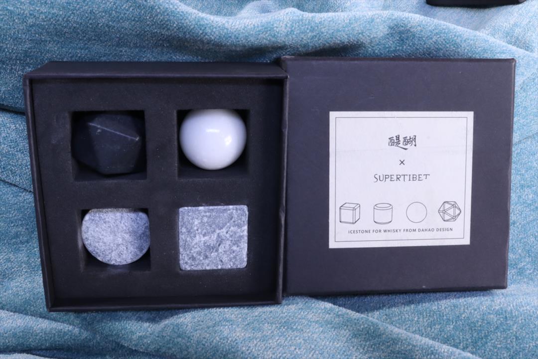 CONJUNTO DE CUATRO PIEDRAS HIELO PARA WHISKY. SUPERTIBET. (t)